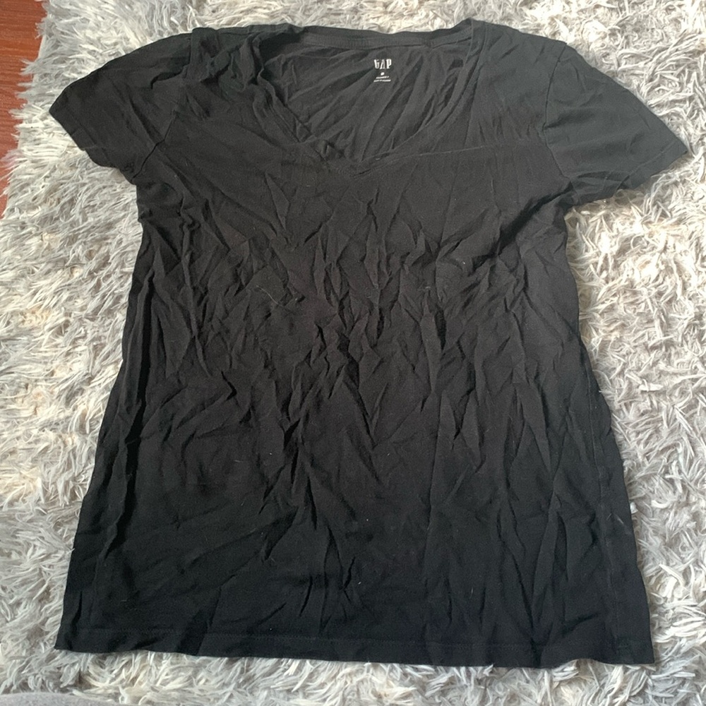 gap M black v neck tee